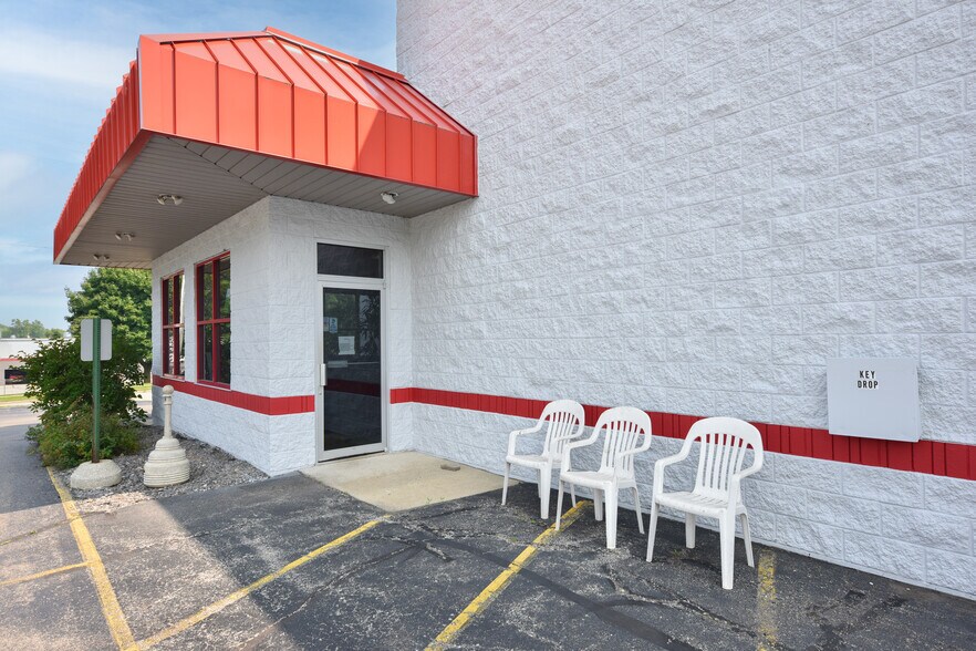 More Photos Of 820 W Sumner St, Hartford Auto Repair For Sale