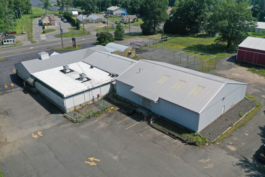 More Photos Of 147 Meriden Rd, Middlefield Garden Center For Lease
