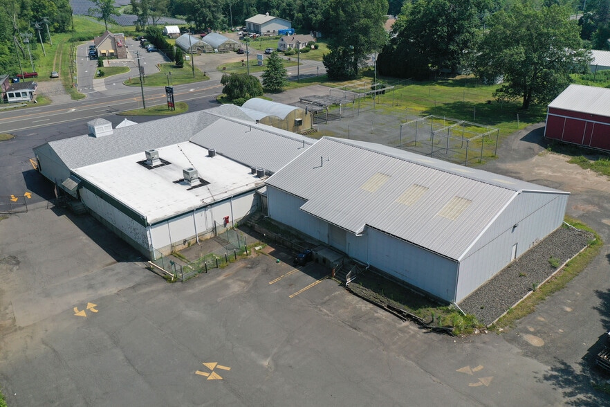 More Photos Of 147 Meriden Rd, Middlefield Garden Center For Sale