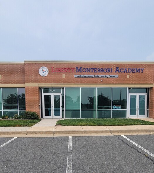 More Photos Of 4229 Lafayette Center Dr, Chantilly Business Park For Sale