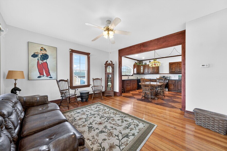 More Photos Of 1011 Market St, Hermann General Retail For Sale