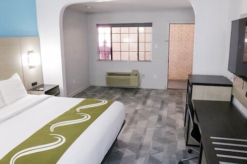 More Photos Of 1927 W Oaklawn Rd, Pleasanton Hotel For Sale