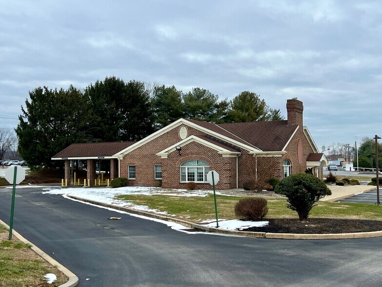 More Photos Of 565 Baltimore Pike, Avondale Bank For Lease