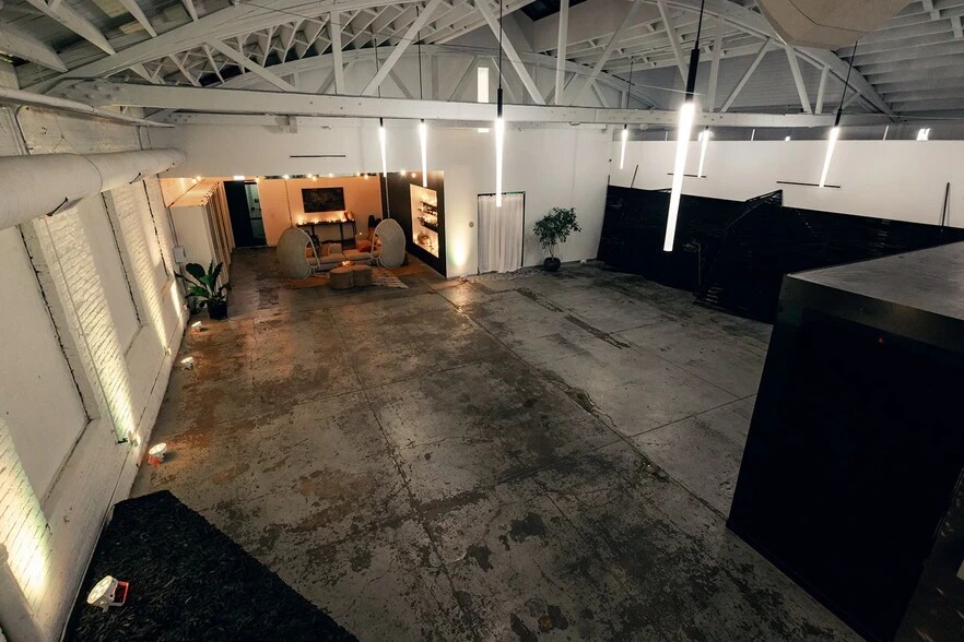 More Photos Of 3146 W Chicago Ave, Chicago Showroom For Sale