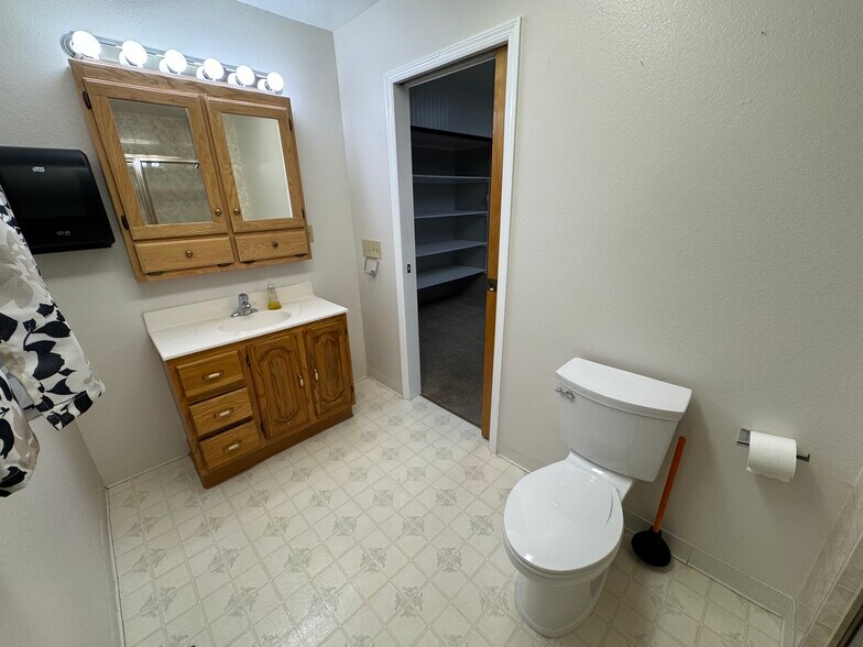 More Photos Of 216 N Whitley Dr, Fruitland Office For Sale