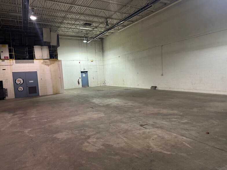 More Photos Of 2351 Whirlpool St, Niagara Falls Office For Lease