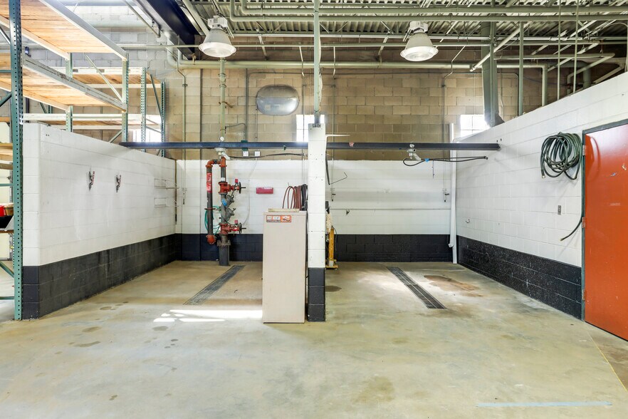 More Photos Of 2885 W County Line Rd, Littleton Auto Dealership For Sale