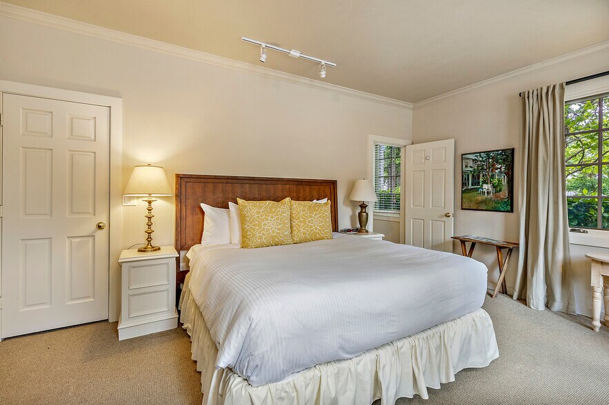 More Photos Of 240 E California St, Jacksonville Hotel For Sale