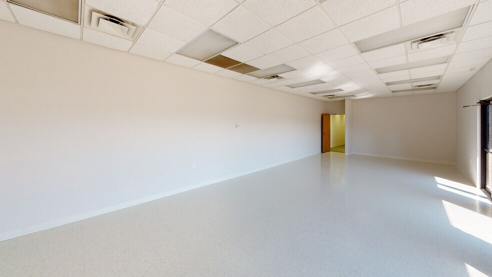 More Photos Of 2900 S Main St, Searcy Office For Sale