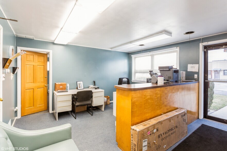 More Photos Of 7331 Ridgeway Ave, Skokie Showroom For Lease