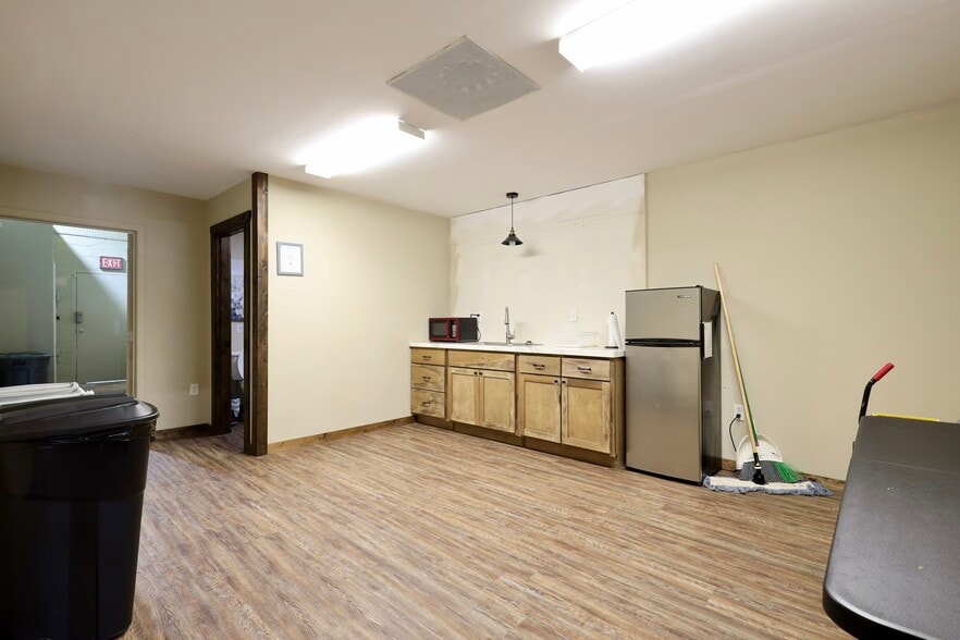 More Photos Of 180 S Macon St, Jesup Storefront Retail Office For Sale