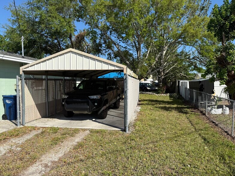 More Photos Of 3111 26th St W, Bradenton Flex For Sale