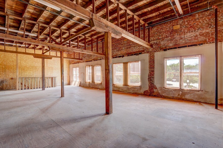 More Photos Of 324 W Oklahoma Ave, Guthrie Storefront Retail Residential For Lease