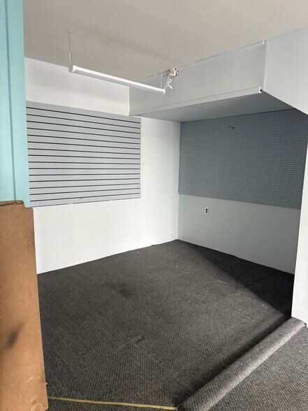 More Photos Of 2105 Military Rd, Niagara Falls General Retail For Lease