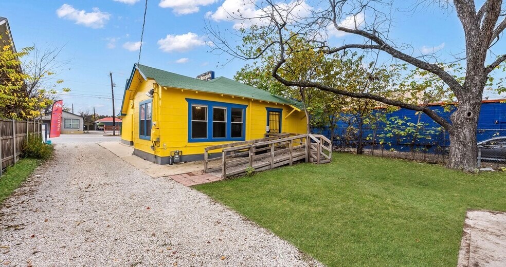 More Photos Of 1121 W Hildebrand Ave, San Antonio General Retail For Sale