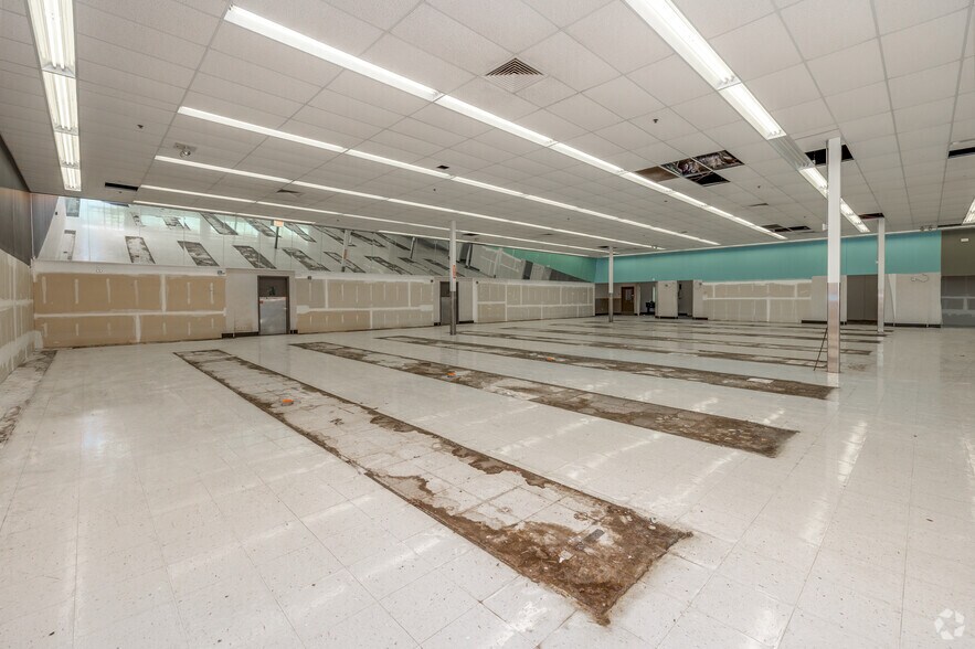 More Photos Of 1555 S Broadway, Wichita Drugstore For Sale