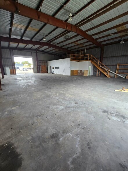 More Photos Of 1942 Dana Dr, Fort Myers Warehouse For Lease