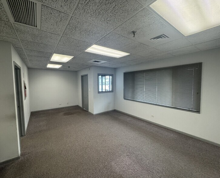 More Photos Of 630-634 Schneider Dr, South Elgin Warehouse For Sale