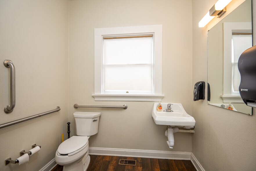 More Photos Of 990 W 7th Ave, Eugene Office For Sale