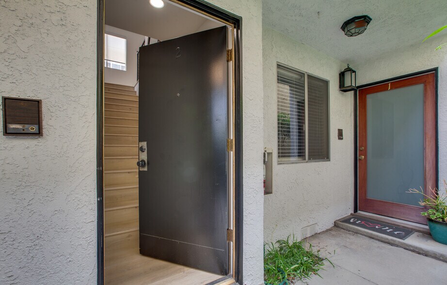More Photos Of 1922 Canal St, Venice Apartments For Sale