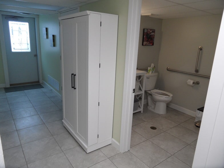 More Photos Of 533 Main St, Belleville Freestanding For Lease