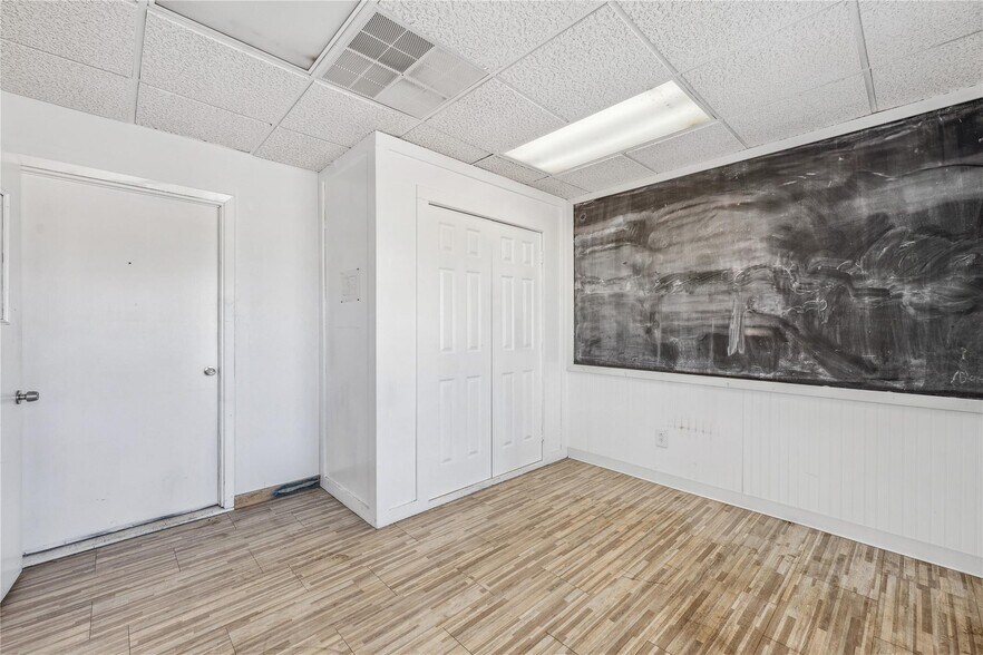 More Photos Of 1497 W Highway 67, Glen Rose Flex For Lease