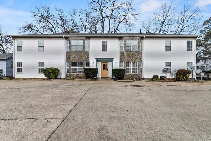 Primary Photo Of 400 S Center St, Thomaston Apartments For Sale
