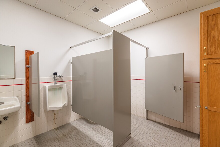 More Photos Of 2120 Hauser St, La Crosse Warehouse For Sale