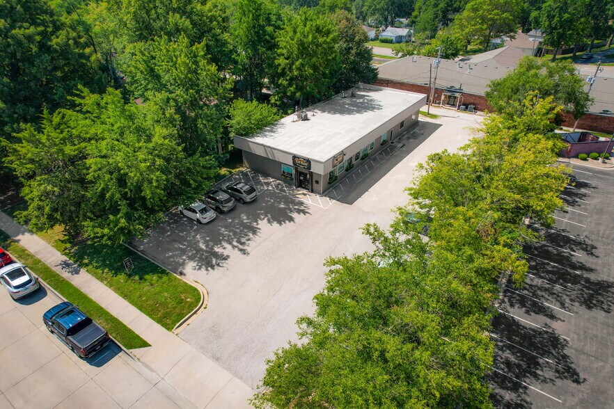 More Photos Of 304 SW Market St, Lee's Summit General Retail For Sale