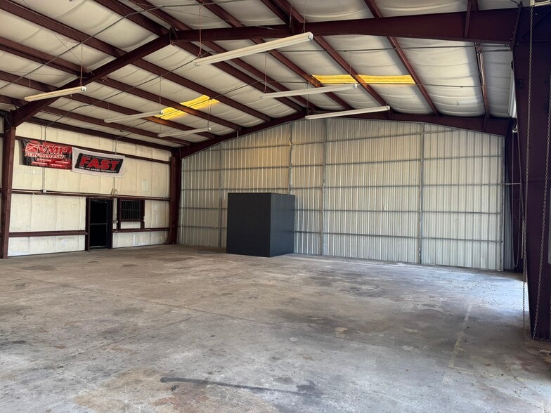 More Photos Of 110 Commercial Pl, Sebring Warehouse For Lease