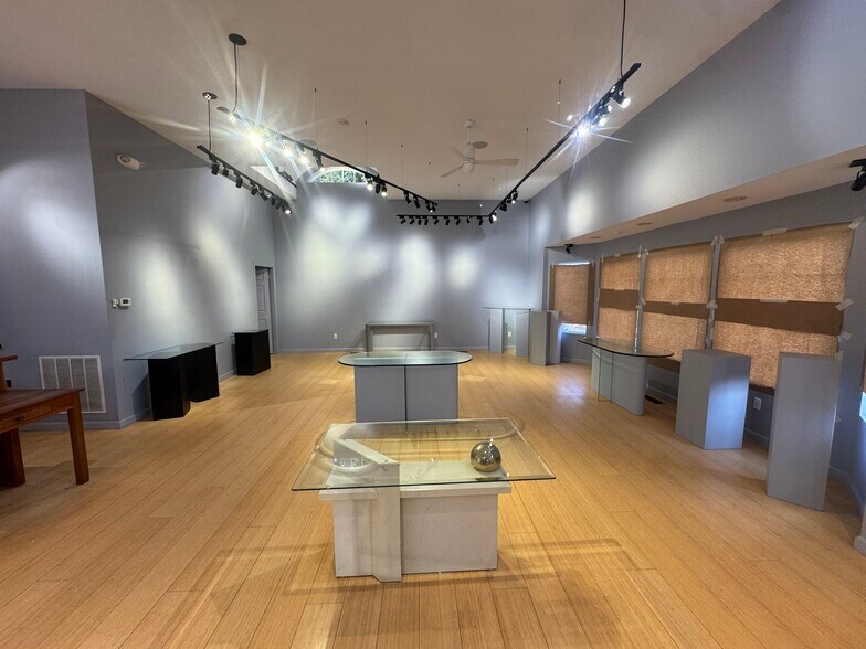 More Photos Of 307 Main St, Ogunquit Storefront For Sale