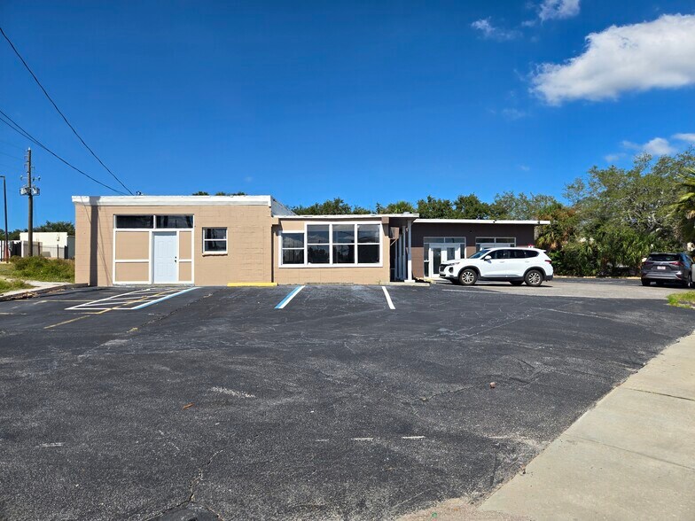 More Photos Of 211 Missouri Ave N, Largo Storefront Retail Office For Lease