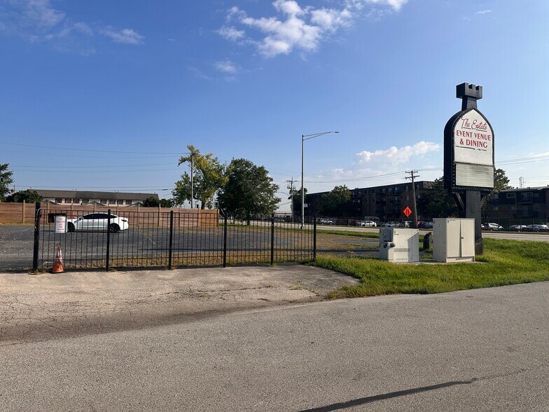 More Photos Of 8350 S 88th Ave, Justice Restaurant For Sale