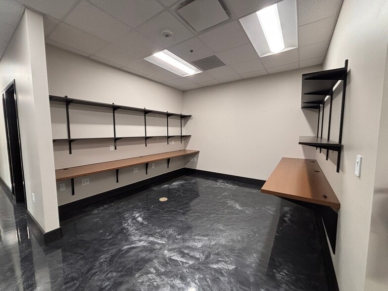 More Photos Of 18760 Johnson Dr, Shawnee Warehouse For Lease