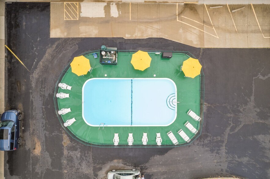 More Photos Of 310 S McCune St, Pilot Knob Hotel For Sale