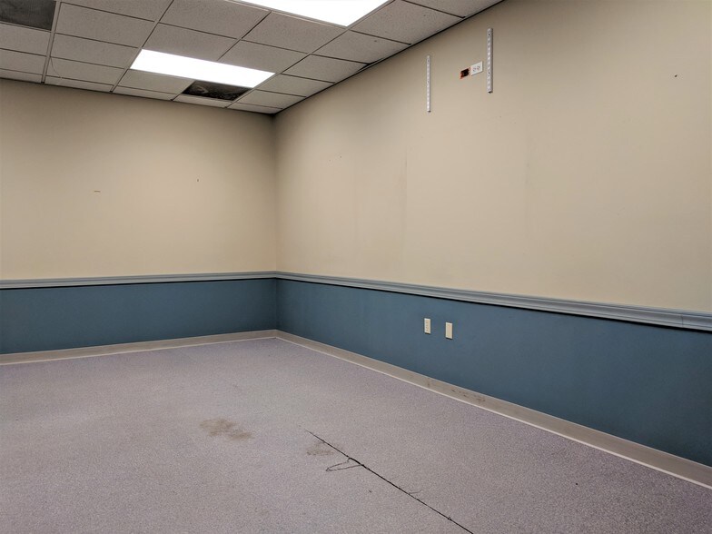 More Photos Of 901 W Main St, El Paso Office For Sale