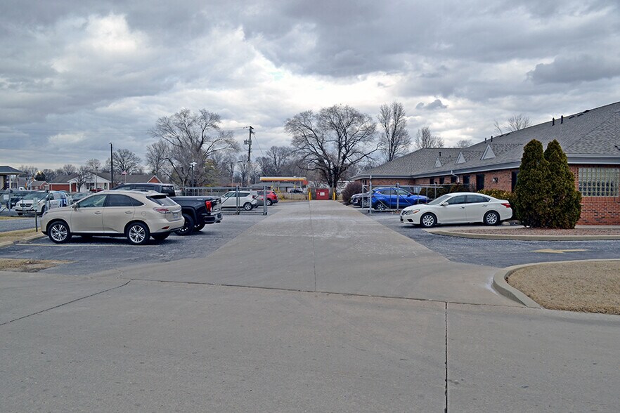 More Photos Of 2413 Corporate Ctr, Granite City General Retail For Sale