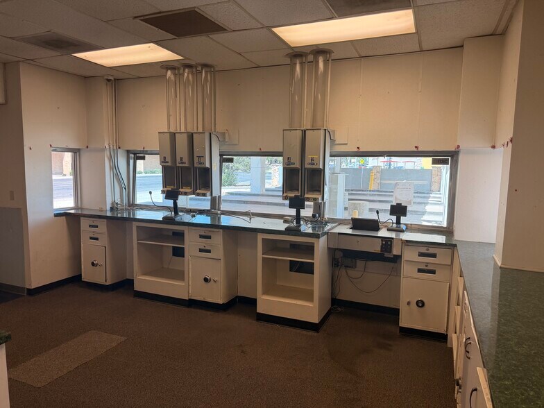 More Photos Of 132 W 7th St, Odessa Specialty For Lease
