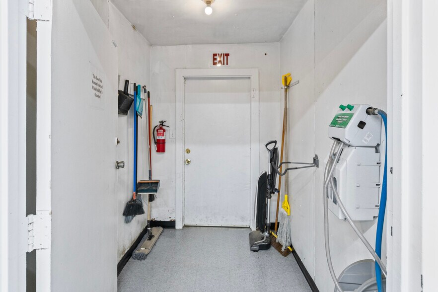 More Photos Of 712 River Rd, Washington Restaurant For Lease