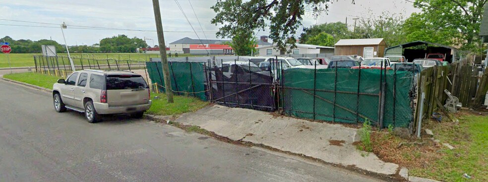 More Photos Of 700 Park St, Baytown Auto Dealership For Lease