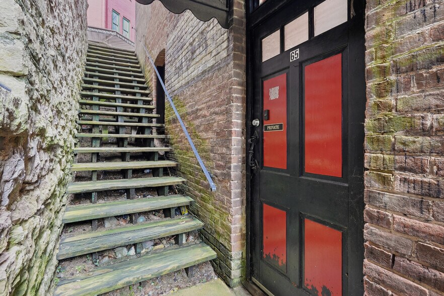 More Photos Of 65 Spring St, Eureka Springs General Retail For Sale