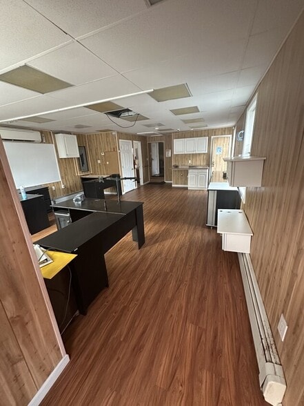 More Photos Of 879 W Jericho Tpke, Smithtown Distribution For Lease