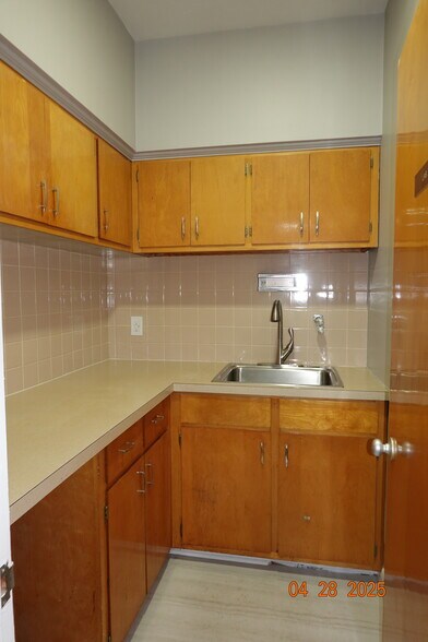 More Photos Of 17 W Mellen St, Hampton Medical For Lease