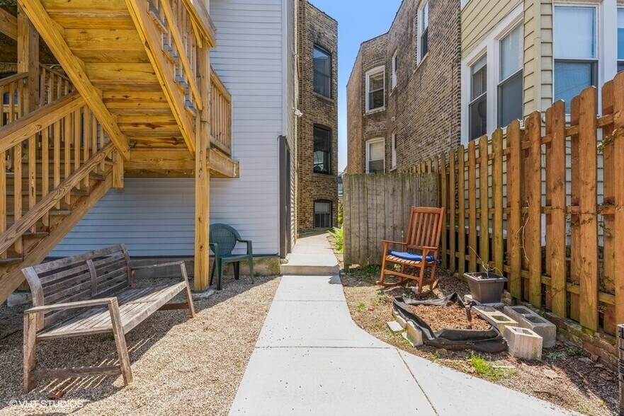 More Photos Of 1228 W Glenlake Ave, Chicago Apartments For Sale