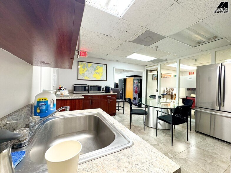 More Photos Of 5601-5603 NW 159th St, Hialeah Manufacturing For Lease