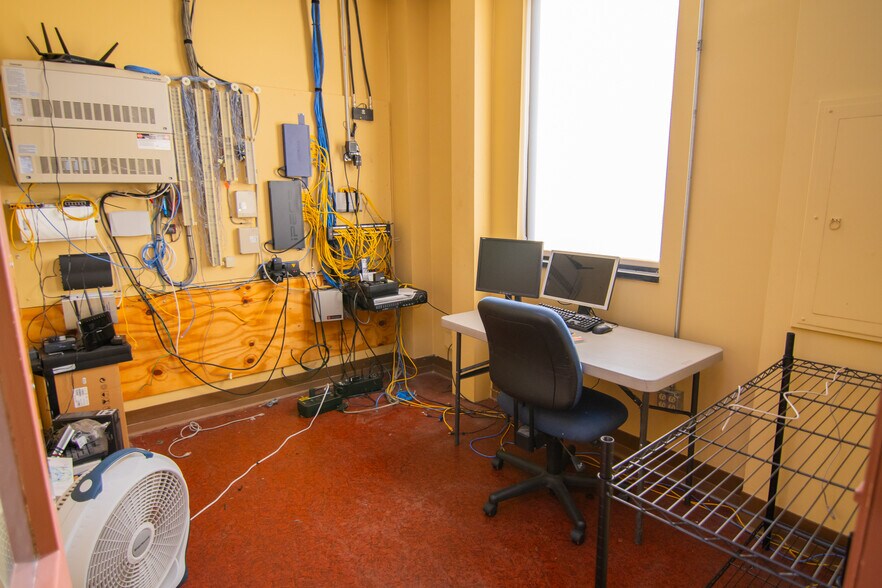 More Photos Of 1439 Sunset Blvd, Steubenville Flex For Sale