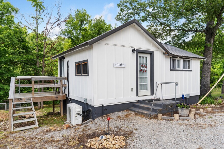 More Photos Of 10897 AR-5, Salesville Hotel For Sale