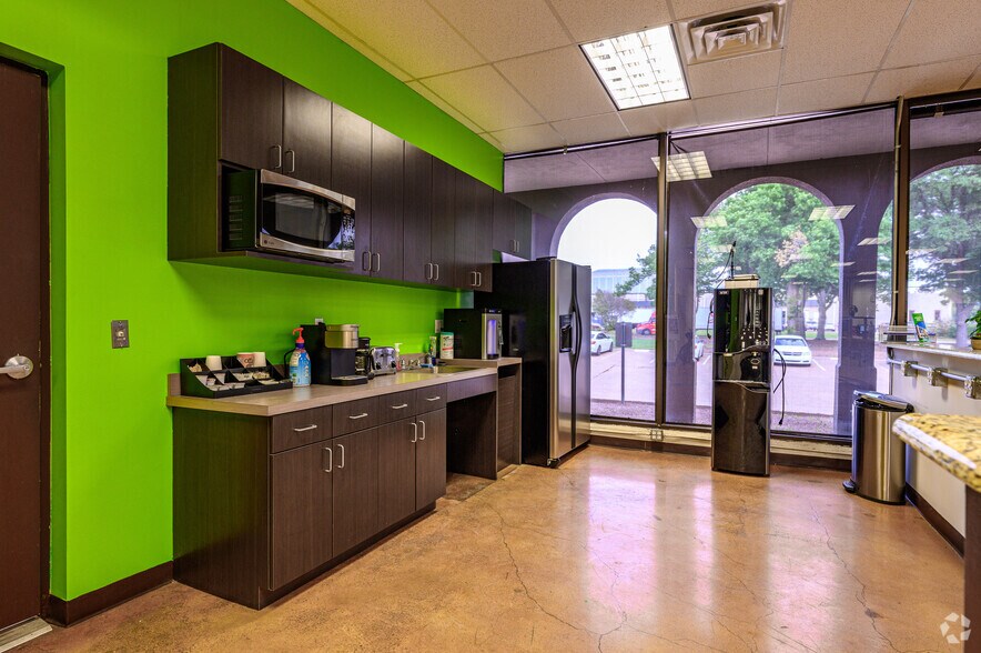 More Photos Of 4545 Spring Valley Rd, Farmers Branch Warehouse For Lease