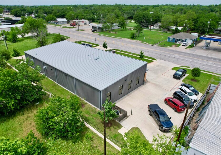 More Photos Of 1009 W 2nd St, Taylor Flex For Sale