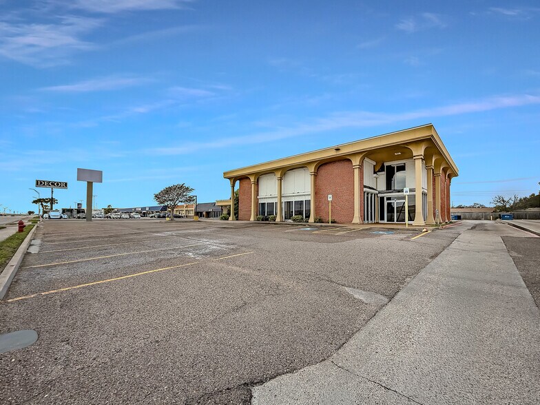 More Photos Of 1031 US Highway 181, Portland Bank For Sale